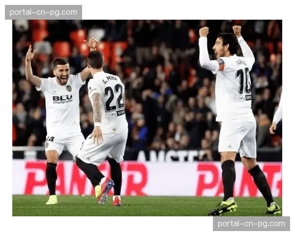 争议瞬间：瓦伦西亚对阵毕尔巴鄂一役，主裁判查看VAR后取消点球判罚。