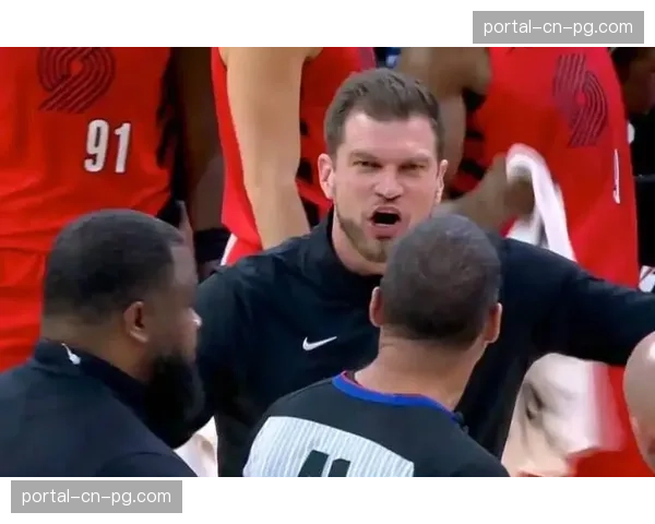 冲突瞬间：两队球员发生口角，裁判观看回放后判罚双方技术犯规