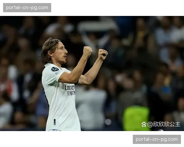 终场哨响，克罗地亚老将莫德里奇跪地掩面告别意甲